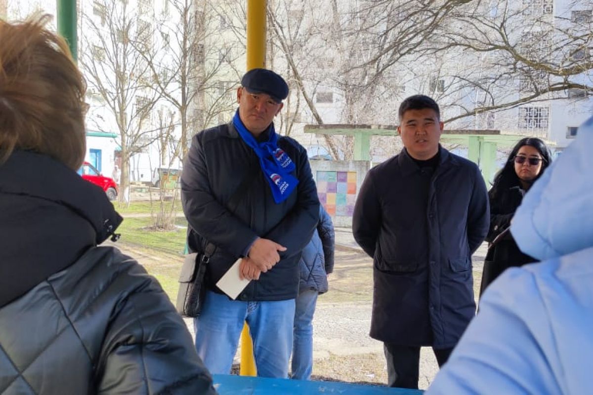 В районах Калмыкии прошли дворовые встречи с жителями многоквартирных домов в рамках партийного проекта  «Жители МКД»