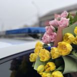 Вручение цветов, чаепития и концерты: Активисты «Единой России» поздравляют жительниц регионов