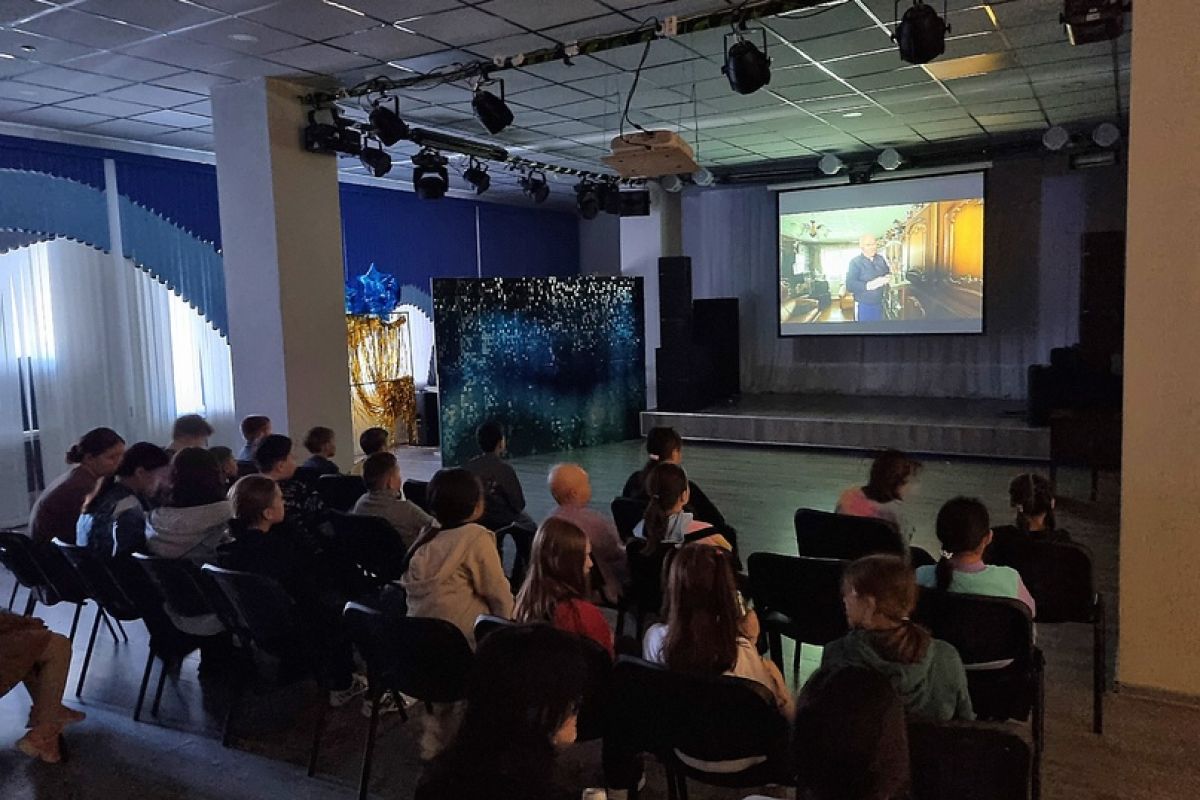 В Тазовском для юных северян организовали кинопоказ
