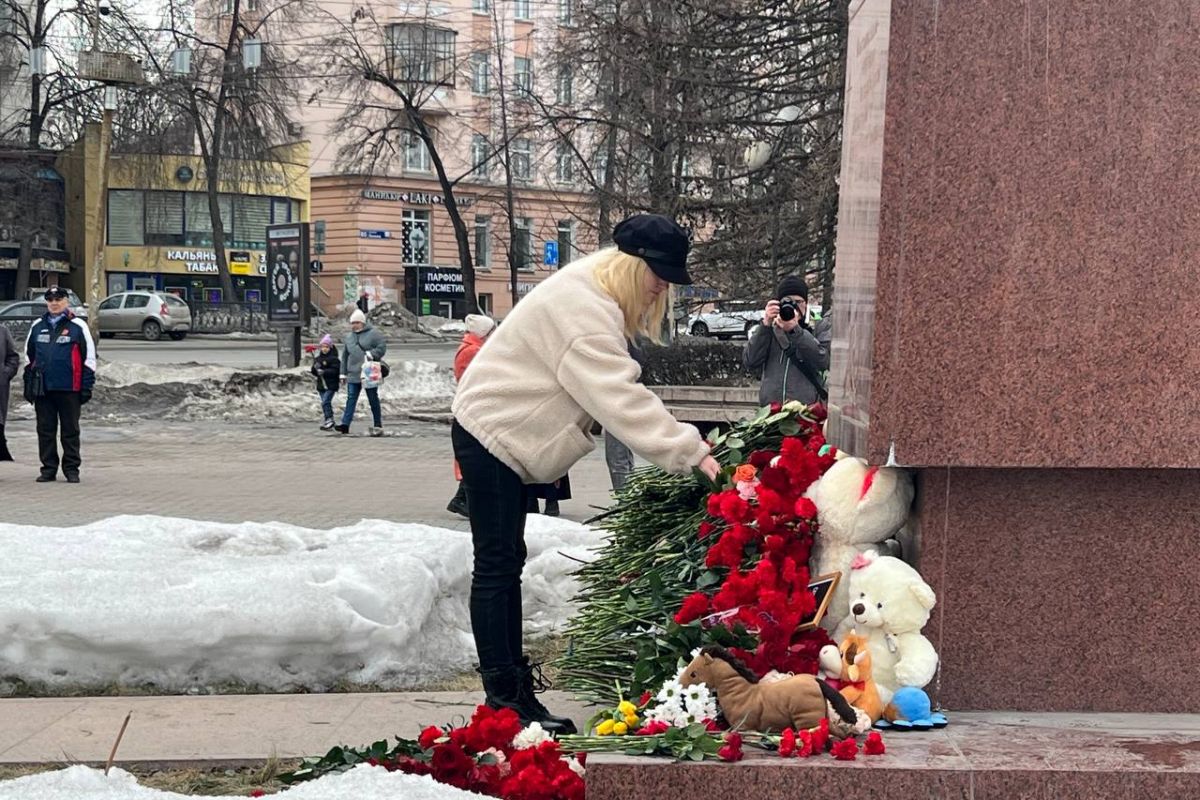 В Челябинске прошла акция возложения цветов в память о погибших при  терракте в подмосковном концертном зале «Крокус Сити Холл»