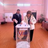 Октябрьский район: Голосуют активисты «Женского движения Единой России»