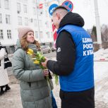 Активисты «Единой России» раздали более 6 тысяч тюльпанов на улицах городов и посёлков Кузбасса