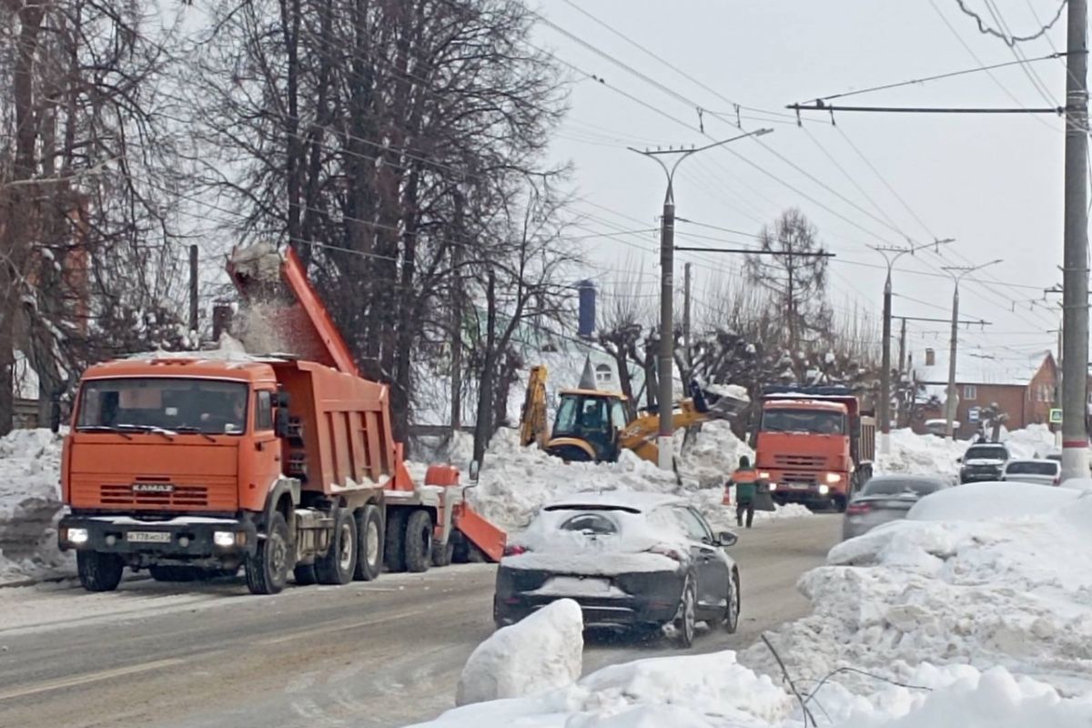 На дорогах Чебоксар продолжается уборка снега