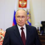 Владимир Путин: Женщины доказывают, какой неодолимой силой обладает женское сердце