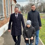В первый день голосования депутат ЗСК Игорь Брагарник вместе со всей семьей пришел на избирательный участок