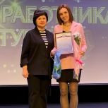 Работников культуры поздравили с профессиональным праздником партийцы в Навашине