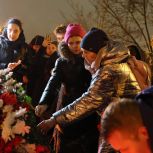 Свечи памяти и минута молчания: «Единая Россия» провела в регионах траурные акции в память о жертвах теракта