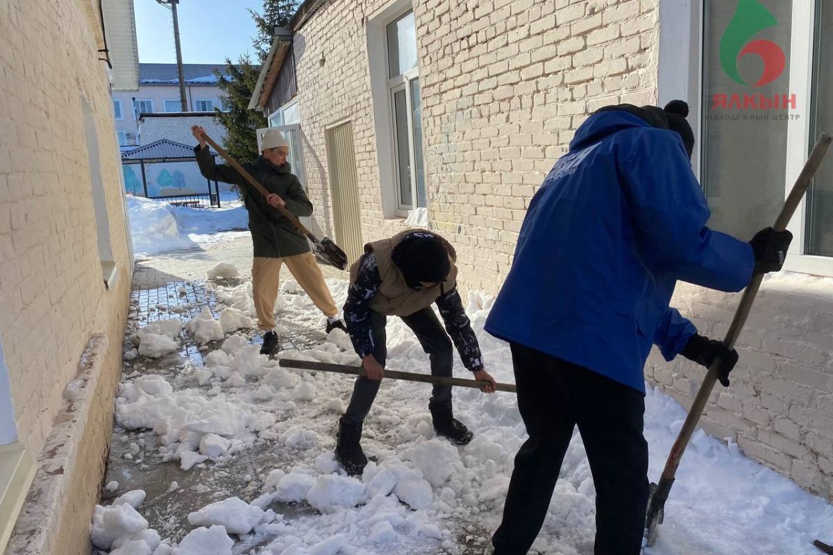 Мензелинские активисты убрали снег возле Дома милосердия