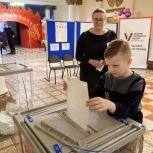 Приходить на выборы всей семьёй, нескольким поколениями – добрая традиция колымских избирателей