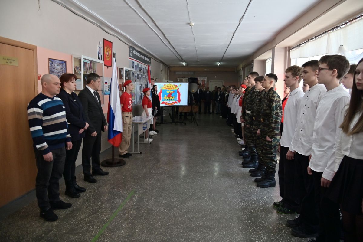 В школе Чусовского округа торжественно открыли «Парту Героя»