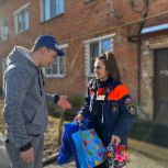 Партактив Волоколамска поздравил девушку-спасателя с наступающим праздником
