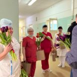 Единороссы навестили женщин-врачей в Смоленском военном госпитале