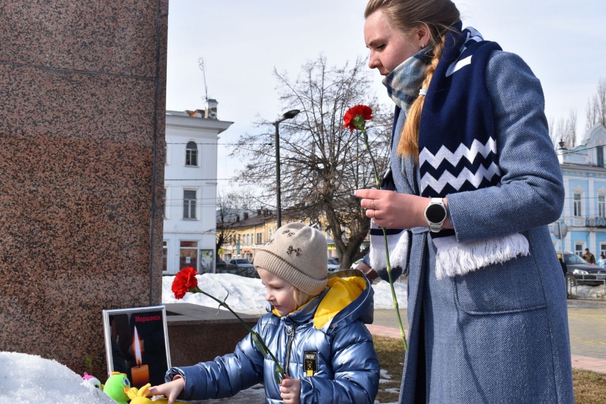 Тамбовчане в память о погибших во время теракта в Подмосковье несут цветы