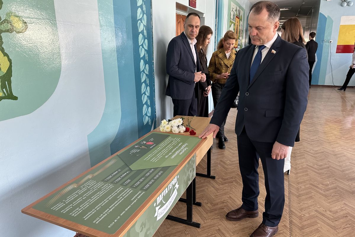 В школе №57 в рамках партийного проекта «Новая школа» открыли «Парту Героя» в честь выпускника Андрея Кирилина