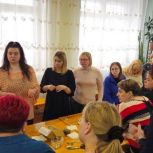 В Иркутской области «Единая Россия» организовала мастер-класс по изготовлению окопных свечей и плетению масксетей