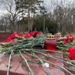 «Единая Россия» и МГЕР приносят цветы к стихийным мемориалам по всей стране в память о жертвах теракта в Крокусе