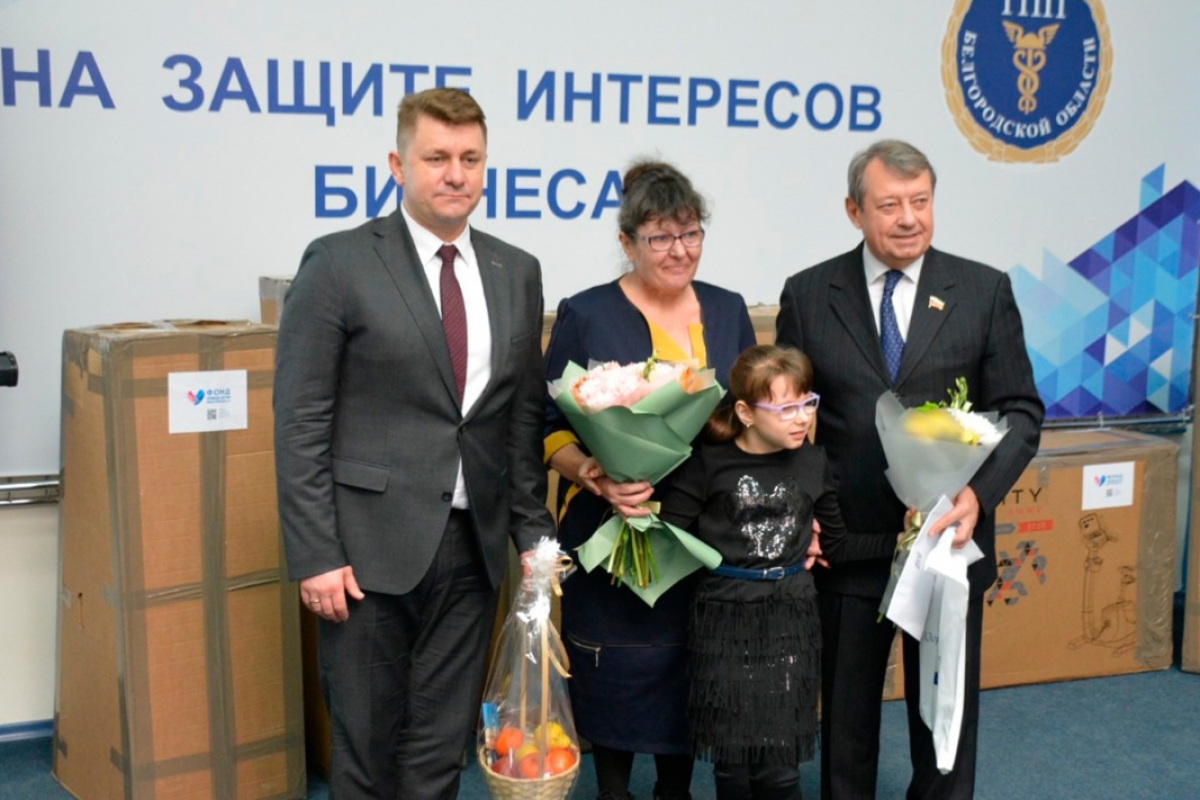 Депутат Госдумы Валерий Скруг и мэр Белгорода Валентин Демидов передали подарки юным белгородцам