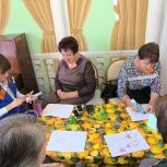 Бабушка рядышком с дедушкой вместе создавали брелоки