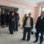Депутат от «Единой России» проверил капремонт школы в Осинниках