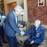 Леонид Черкесов вручил медаль в честь 80-летия Победы ветерану Юрию Захаровичу Хрусталеву из Чебоксар