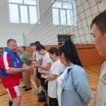 В Турочакском районе, в обновлённом спортивном зале Дмитриевской школы, состоялись соревнования по волейболу