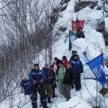 «Единая Россия» водрузила знамя Победы в горах  Хабаровского края