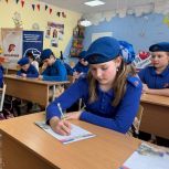 При поддержке «Единой России» молодёжь Родионово-Несветайского района написала письма женщинам-участницам СВО
