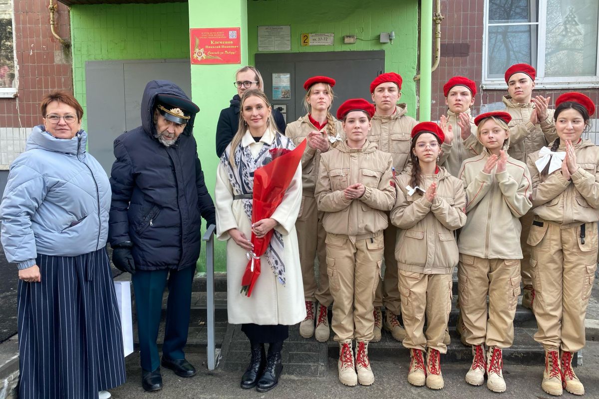 При поддержке «Единой России» в Ворошиловском районе установили новые именные таблички на домах участников ВОВ