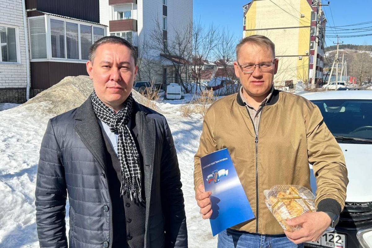 Партийцы поздравили работников сферы ЖКХ