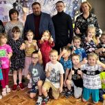 «Единая Россия» вручила 100 комплектов новой посуды детскому саду Омского района
