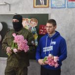 Боец СВО и единороссы поздравили учениц 14 школы города Липецка