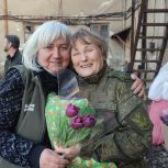 Славяносербские единороссы поздравили женщин-военнослужащих с 8 Марта