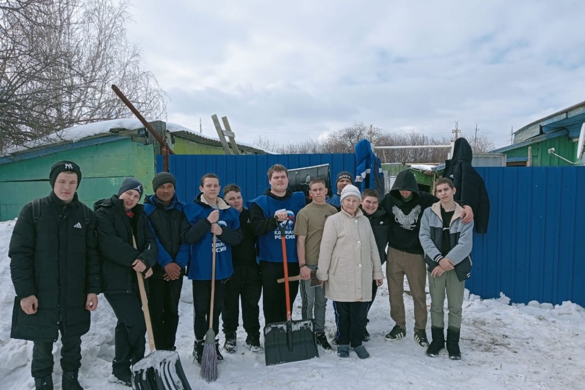Волонтеры помогли почистить двор труженице тыла