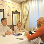 Во Власихе секретарь местного отделения «Единой России» Герман Потапчук встретился с ветераном боевых действий