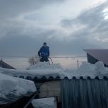 Молодогвардейцы помогли семье участника СВО убрать снег