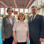 Алтайские единороссы поприветствовали участников чемпионата Сибири по плаванию среди людей с ОВЗ