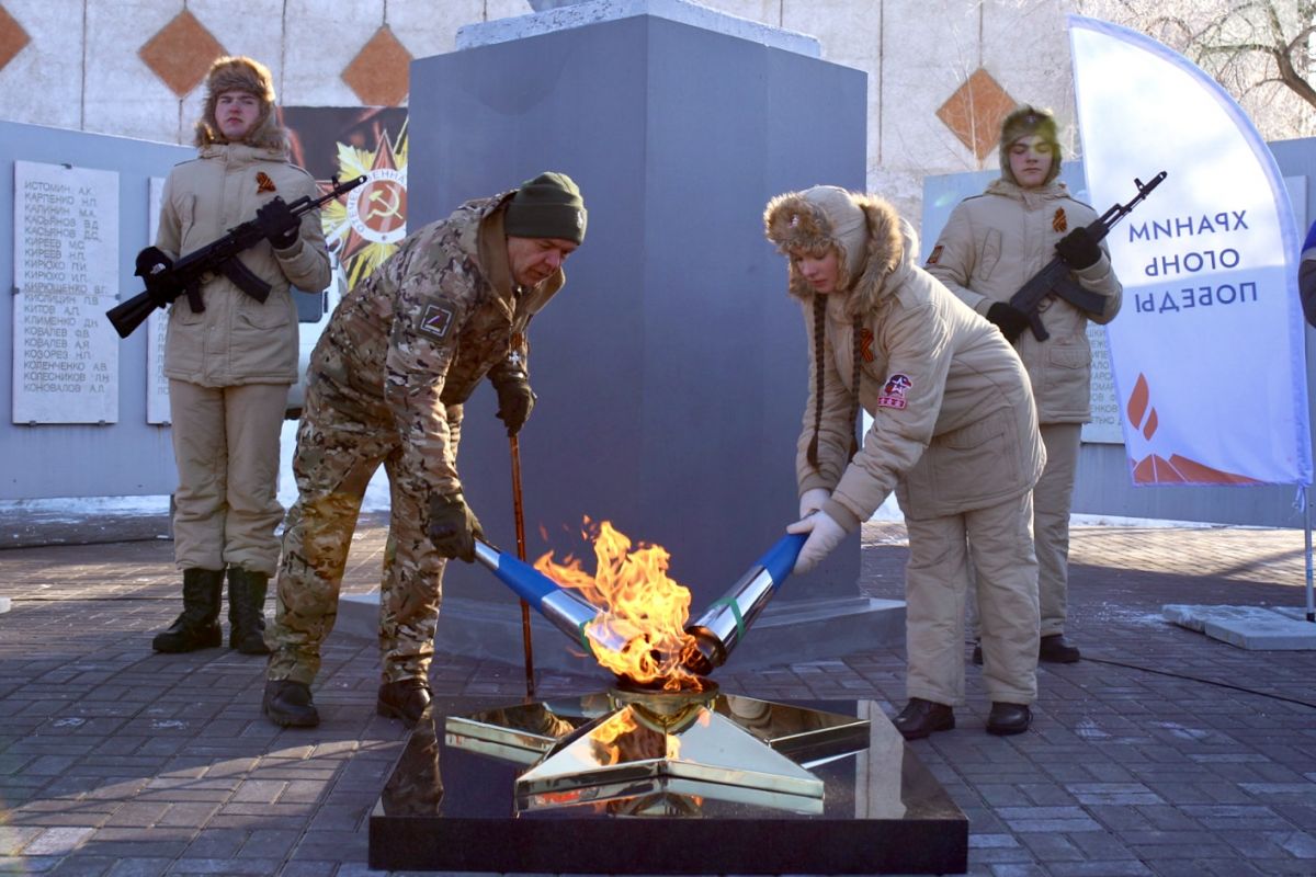 При поддержке «Единой России» в поселке Марьяновка Омской области к сетевому газу подключили мемориал с Вечным огнем