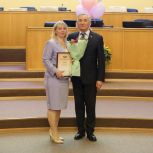 Тружениц тыла, блокадниц, жен и матерей Героев России поздравили с 8 Марта