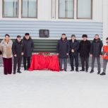 Партийцы открыли в Лянторе памятную доску в честь участника СВО