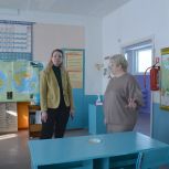 Депутат Госдумы Оксана Фадина осмотрела учреждения Тюкалинска, готовящиеся к капремонту в 2026 году