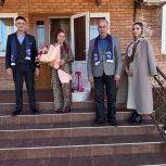 Депутаты Народного Собрания от фракции "Единой России" Мустафа Цуров и Харон Саутиев в Международный женский день поздравили с праздником мать участника специальной военной операции