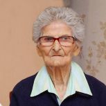 На этой неделе в преддверии празднования 80-летия Победы в ВОВ в рамках первого в России федерального Народного благотворительного проекта «ОГНИ ПОБЕДЫ» вместе поздравили со 100-летним юбилеем Смирнову Клавдию