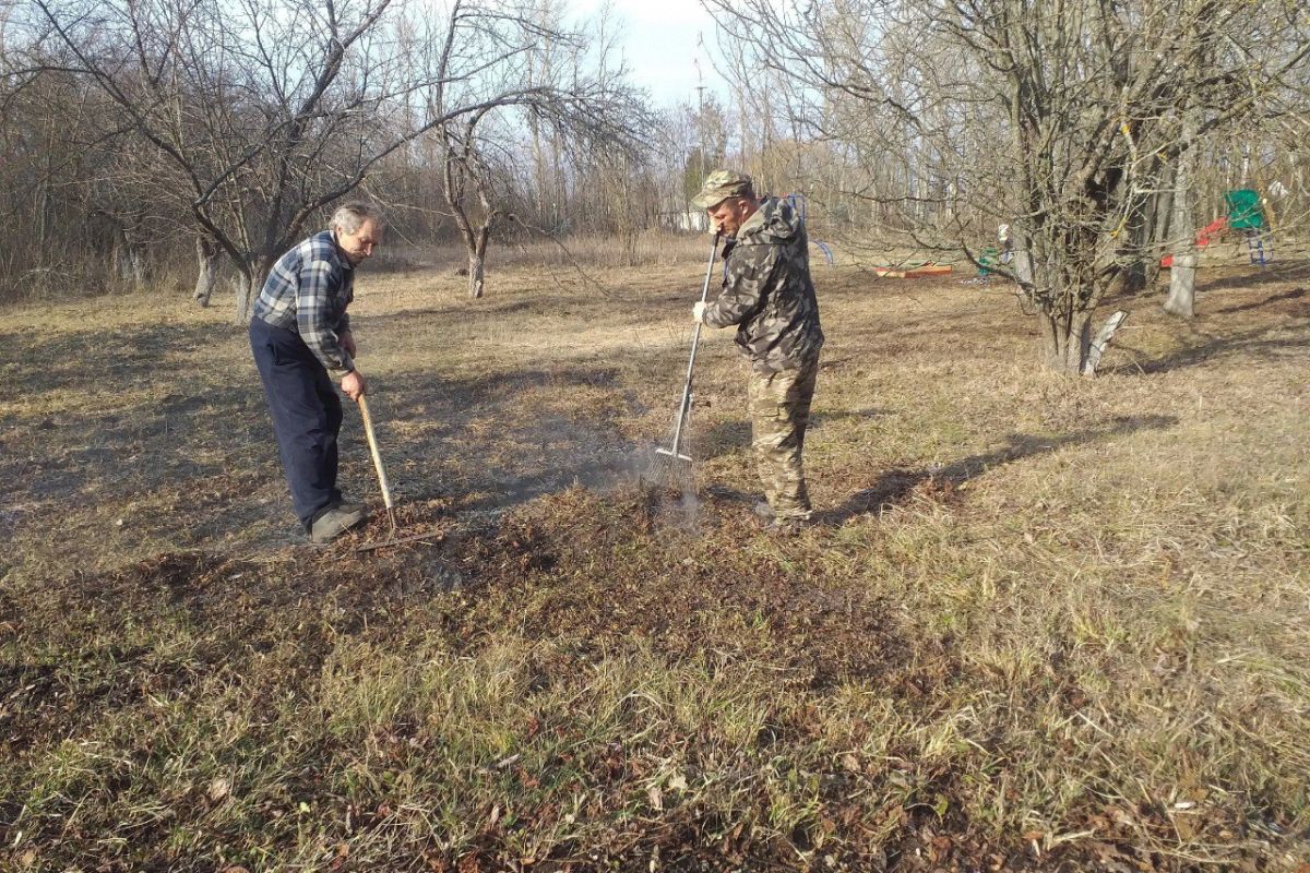 В Щигровском районе единороссы благоустраивают территории к празднованию 80-летия Великой Победы