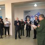 Активисты партии «Единая Россия» Октябрьского района передали в школу копию Знамя Победы