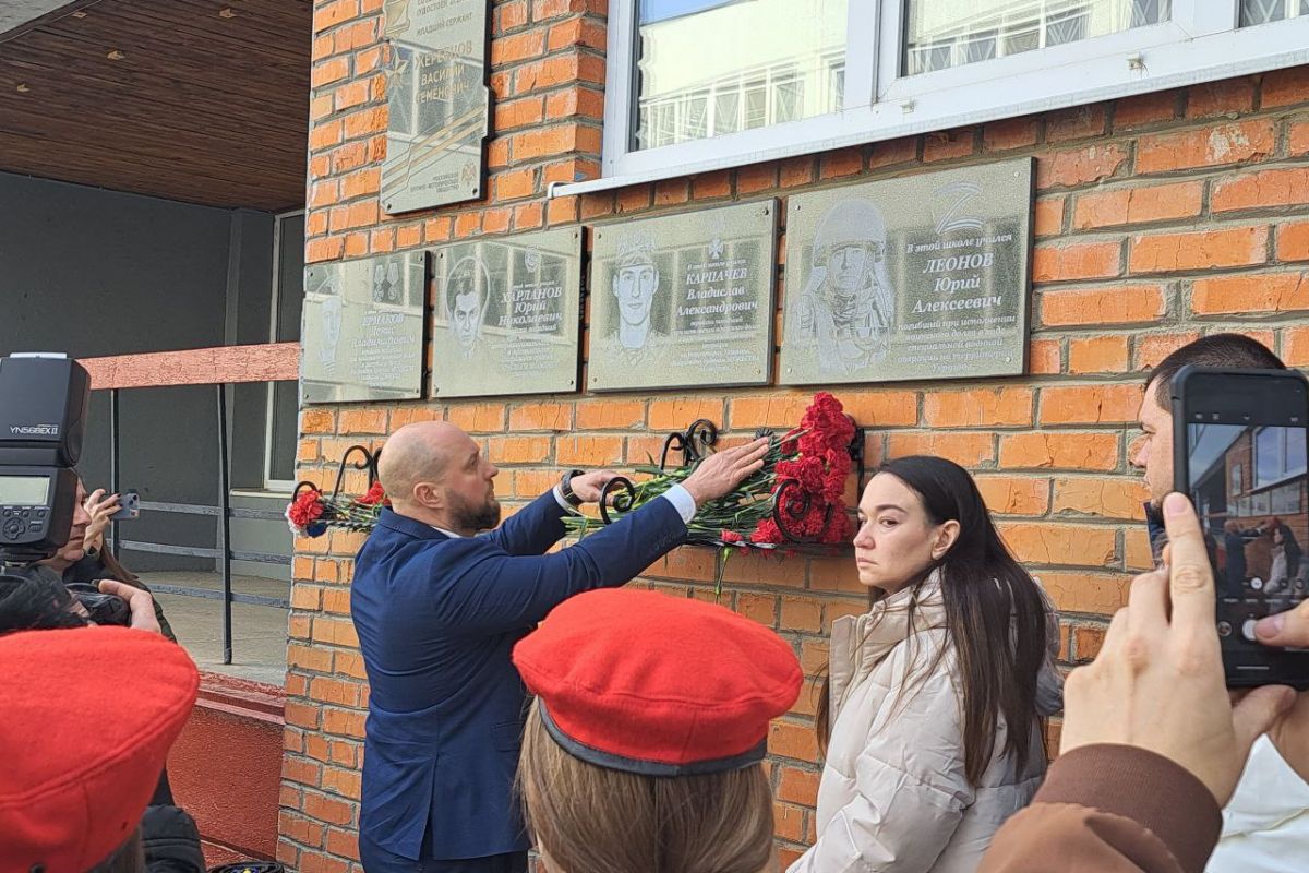 В Ленинской средней школе открыли Парту Героя и мемориальную доску в рамках партпроекта единороссов «Новая школа»