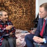Антон Волошко вручил регалии почётного гражданина Приморского края ветерану из Саратовки