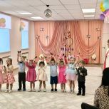 Воспитанники детских садов Ноябрьска поздравили своих мам с предстоящим Международным женским днем