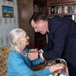 Партактив «Единой России» вручил юбилейную медаль «80 лет Великой Победы» ветерану из Балашихи
