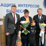Депутат Госдумы Валерий Скруг и мэр Белгорода Валентин Демидов передали подарки юным белгородцам