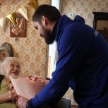 В Волгограде молодогвардейцы поздравили ветерана Великой Отечественной войны со 100-летним юбилеем